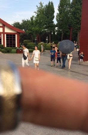 街拍大赛第三季—-最爱撅臀一刹那之白短裤