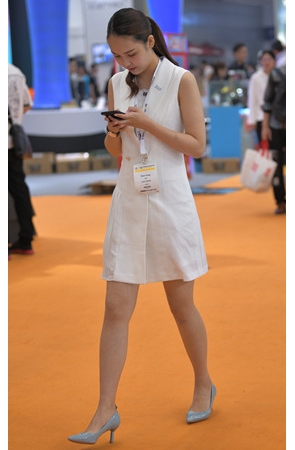 漂亮的白裙小美女高清原图(41P)[971M/JPG]