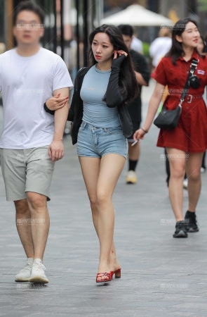 蓝色牛仔热裤女友