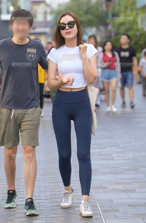 长腿瑜珈裤美女