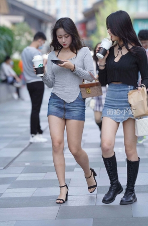牛仔短裙美腿小姐姐