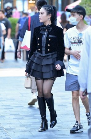 黑丝袜短裙美女