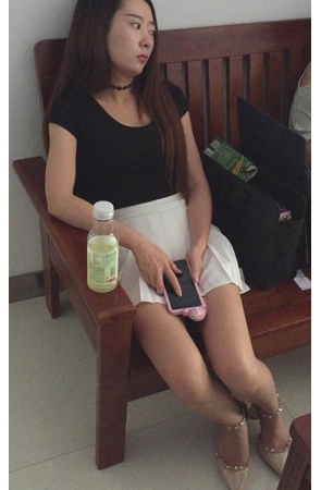 白色百褶裙小妹[215M/MP4]