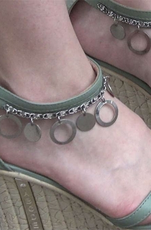 绿色坡跟凉鞋内的玉足