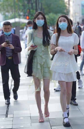 街拍粉色凉高根美女