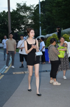 白皙美腿爱穿凉拖