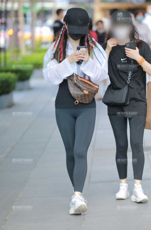 黑色瑜伽裤小妹