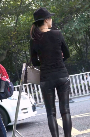 黑T恤紧身皮裤苗条美女