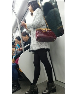 4k-黑丝打底裤的卷毛少妇。