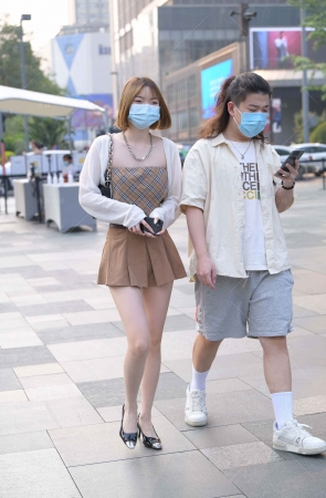 短发超短裙美腿美眉