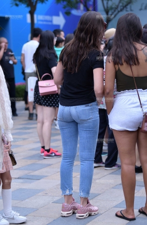 第1541篇紧身牛仔洋妞