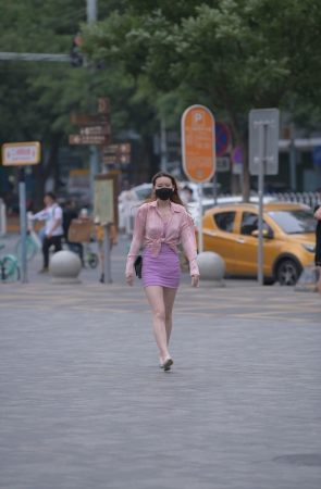 白嫩美腿包臀裙妹子