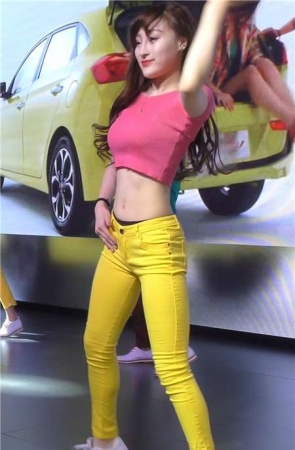 4k-车展舞台黄色紧身裤美女热舞