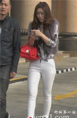 街拍白色紧身裤苗条美女跟男友逛街 [732 MB]