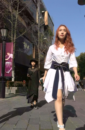 洁白连衣裙酒红色头发美女