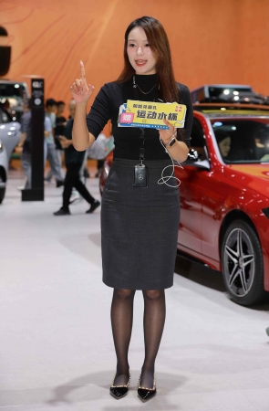 直播卖车的黑丝气质美女