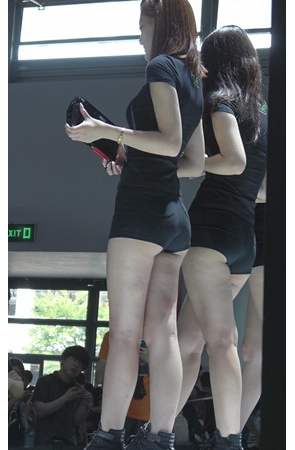 黑色热裤月牙小姐姐