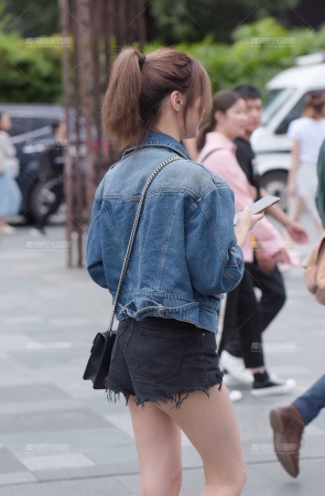 等红绿灯的美女