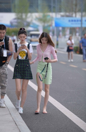 粉色人字拖小姐姐