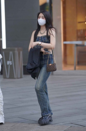 精选街拍作品 NO.1654 紧身牛仔的美[66P/104MB]