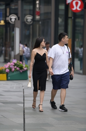 性感的吊带开叉裙美女