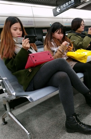 地铁站拍摄灰色棉袜漂亮白肤妹子