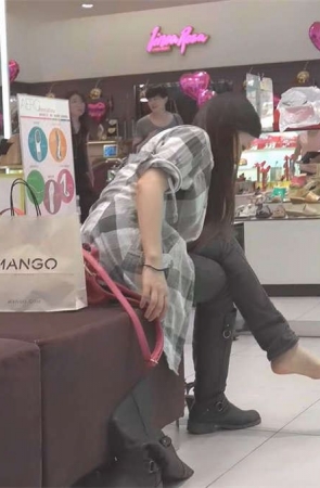 脚上还缠着绷带就来买新鞋的美女