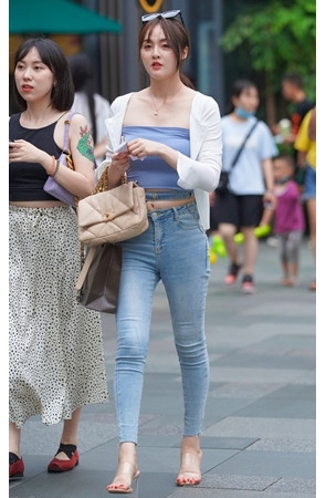 蓝色牛仔紧身裤美女(30P)[265M/JPG]