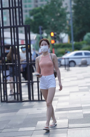 白色热裤粉衣小姐姐