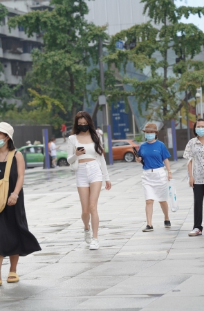 戴着口罩的小姐姐