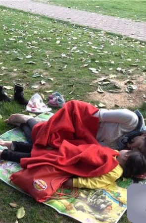 4k-干净裸足公园草地上熟睡的母女