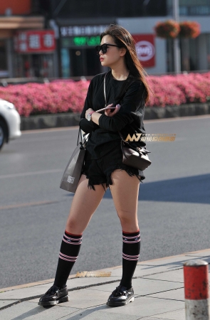 碎边黑热裤  等专车的气质美女