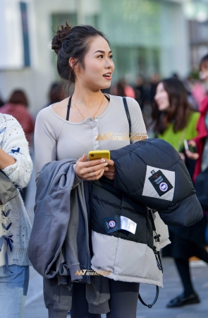 秋冬里的紧身裤美女