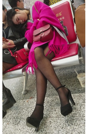 两个漂亮的黑丝女孩