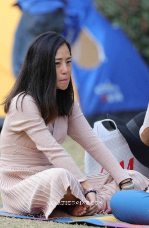 街拍长裙高冷型女子