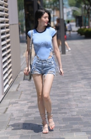 蓝色牛仔热裤美女