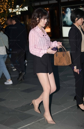 23426-18=73√街拍肉丝高跟姐姐 15P