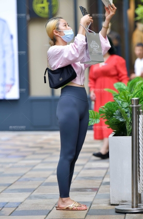 雨后超紧瑜伽裤美女