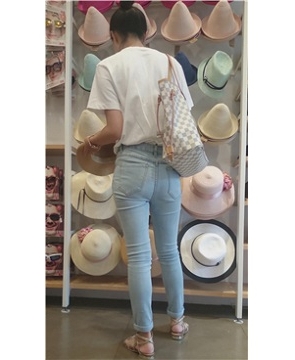 4k-买帽子的蓝牛美女，翘起臀部很诱人 [280 MB]