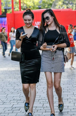 紧身裙包裹出性感魔鬼身材