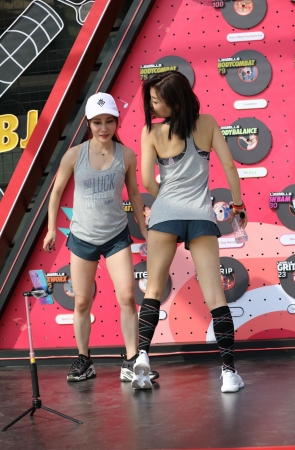 爱自拍的短裤美女