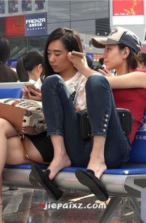 紧身蓝牛鸭舌帽气质小姐姐 [1.26 GB/MP4]