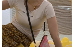 4k-白T恤丰满少妇街拍肉丝