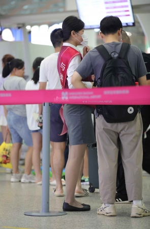 【街拍心灵】候机楼地勤灰丝制服街拍美腿