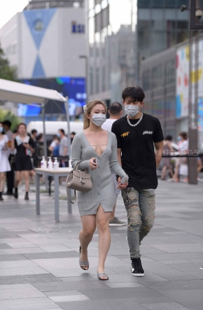 街拍别人家的气质短裙女友