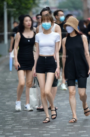 紧致黑热裤美女