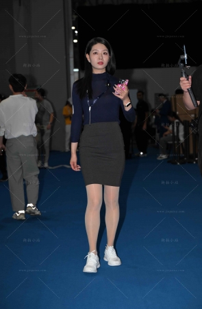 穿运动鞋的包臀裙美女