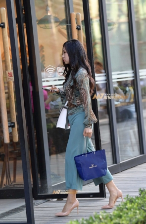 温文尔雅的绿裤美女