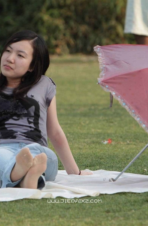 街拍透明丝袜牛仔裤MM