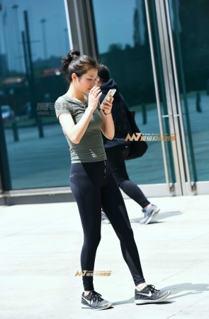 商场外的紧身裤